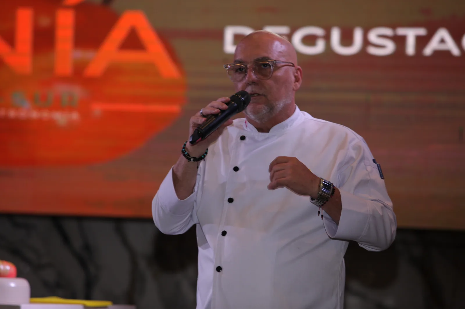 Chef en degustación con micrófono
