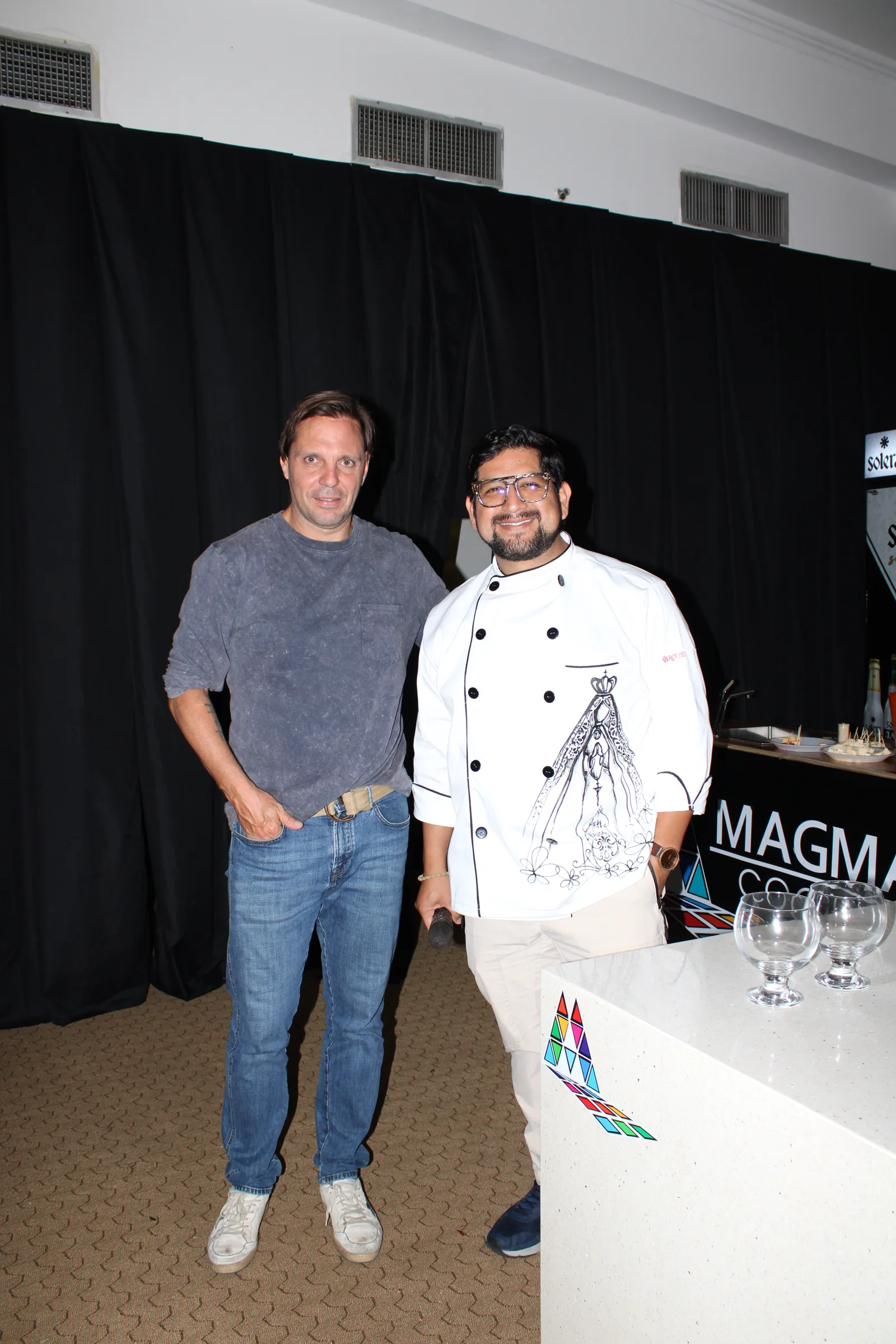 Dos chefs invitados en el área de expositores