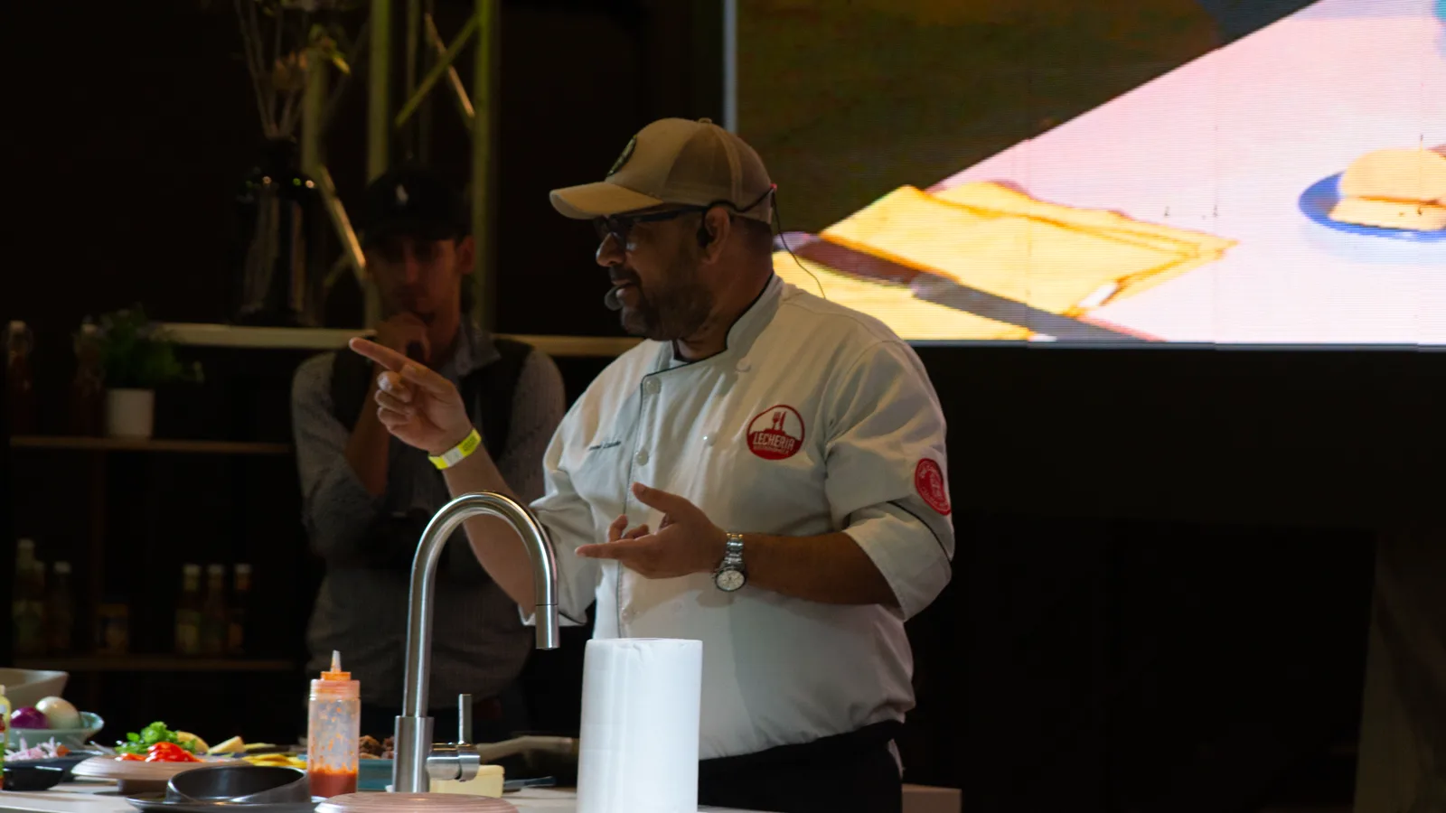 Chef en demostración de cocina en vivo