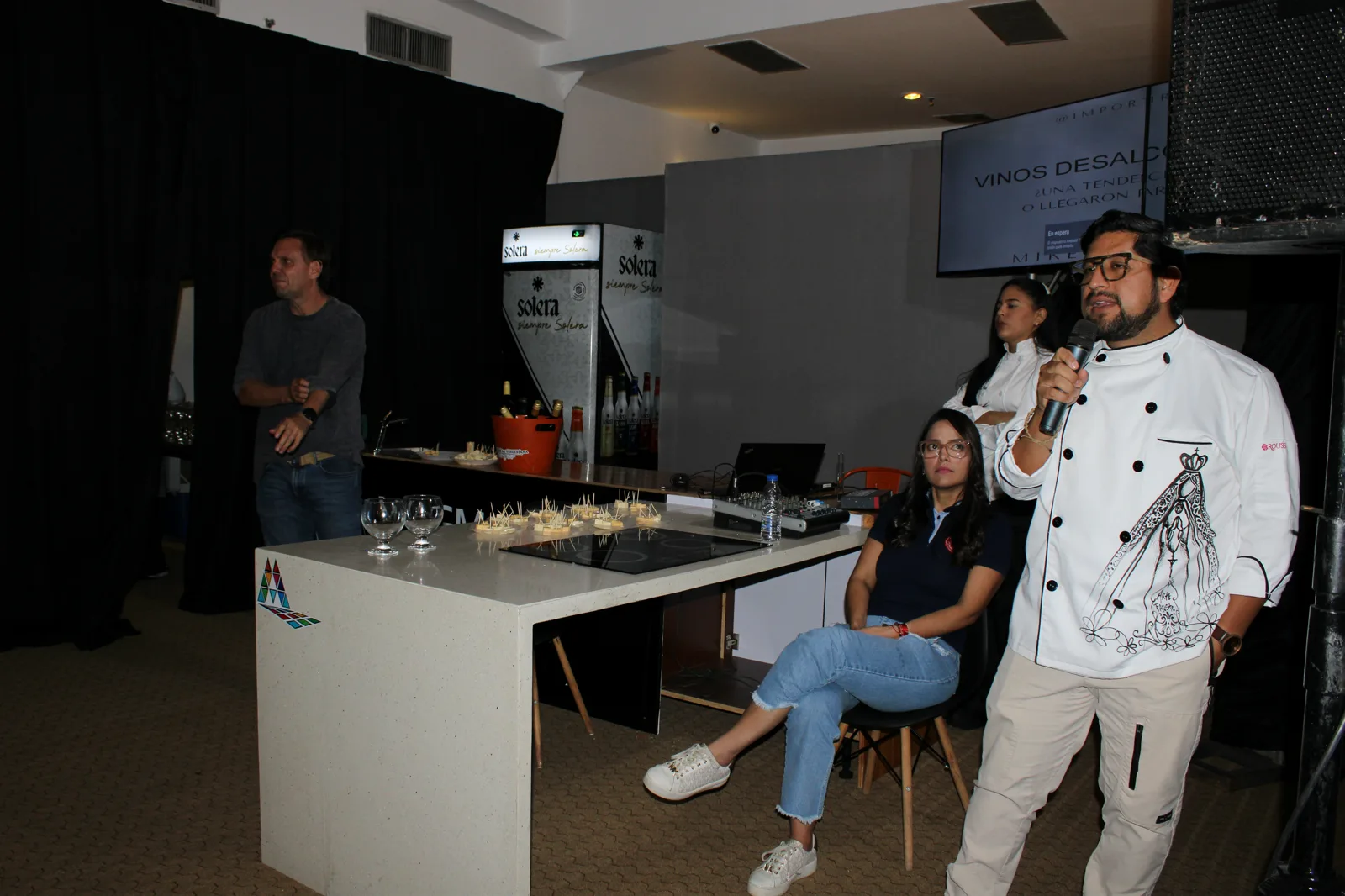 Estación de cocina con público durante una ponencia